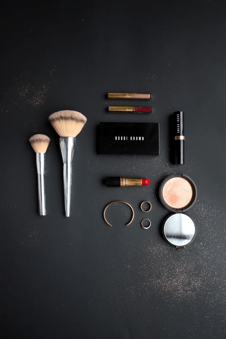 Herramientas de manicura organizadas para servicio profesional
